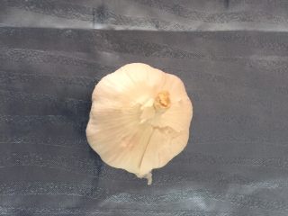 2、滋味泡藕,蒜头剥干净