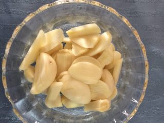 3、滋味泡藕,切片