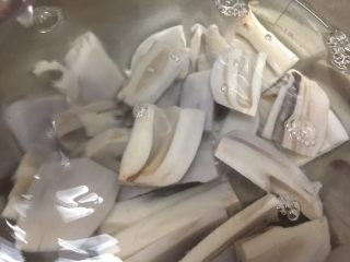 8、滋味泡藕,锅里烧一锅开水，放入莲藕焯水2分钟，捞起放入冷开水里