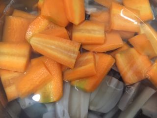 9、滋味泡藕,红萝卜片也放进去焯一下，15秒左右就行