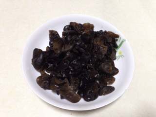 1、菌类料理――双菇辣炒和菜,木耳提前泡发洗净控水备用