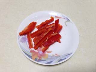 2、菌类料理――双菇辣炒和菜,红椒切丝