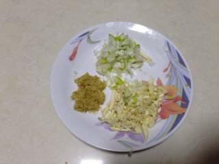 3、菌类料理――双菇辣炒和菜,葱、姜、蒜切末