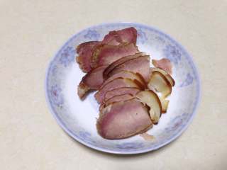 4、菌类料理――双菇辣炒和菜,煮好的腊肉取出切片