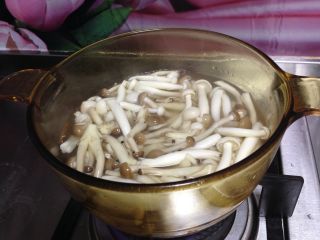 5、菌类料理――双菇辣炒和菜,倒入双菇焯水捞出备用