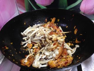 6、菌类料理――双菇辣炒和菜,倒入蘑菇炒匀