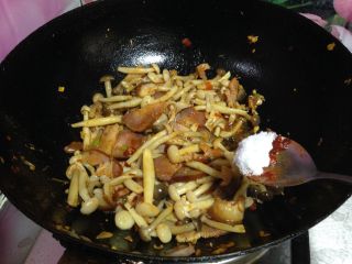 7、菌类料理――双菇辣炒和菜,加入白糖调味