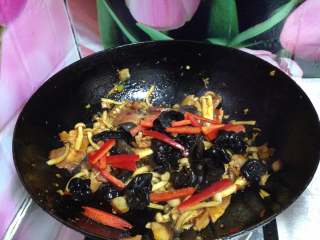 8、菌类料理――双菇辣炒和菜,最后加入木耳、红椒丝、尖椒丝炒匀即可出锅装盘