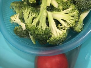 1、西红柿炒鸡蛋,西红柿提前清水泡15-30分钟