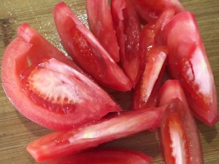 2、西红柿炒鸡蛋,西红柿去白蒂切成块，大家可以切成自己想要的形状