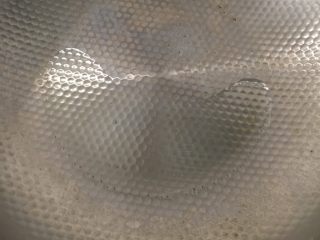 3、西红柿炒鸡蛋,热锅下适量的油