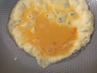 4、西红柿炒鸡蛋,油热倒入鸡蛋液
