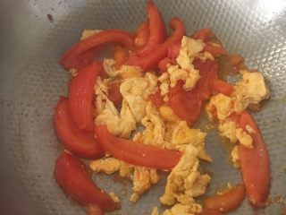 7、西红柿炒鸡蛋,西红柿炒差不多了加入鸡蛋，加入适量盐，翻炒几秒