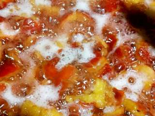 2、山楂糕，彩色雪丽球+#乐享双节#,根据自己的口感跟山楂的甜度适量添加冰糖，大火煮，滚开后小火不停搅拌，避免粘锅