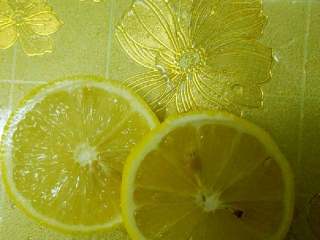 3、山楂糕，彩色雪丽球+#乐享双节#,煮软后关火，滴两片柠檬汁，防止氧化