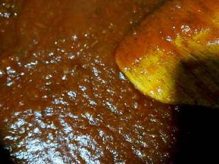 6、山楂糕，彩色雪丽球+#乐享双节#,倒入不粘锅小火慢慢熬，得不停搅拌，防止糊底