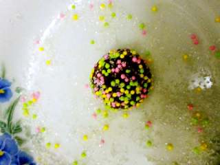 11、山楂糕，彩色雪丽球+#乐享双节#,放在事先准备好盘子中，滚一滚，均匀裹上一层白糖，糖珠