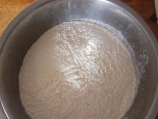 1、家庭版素臊子刀削面,和面