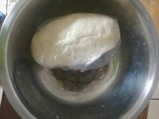 2、家庭版素臊子刀削面,和好盖上保护膜