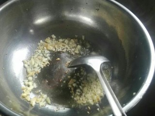 6、家庭版素臊子刀削面,炒蒜苗姜末，炒香。