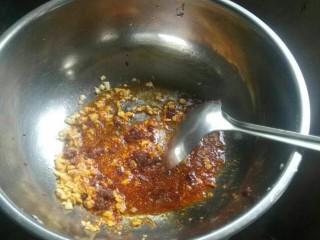 7、家庭版素臊子刀削面,辣椒粉，香辣酱。