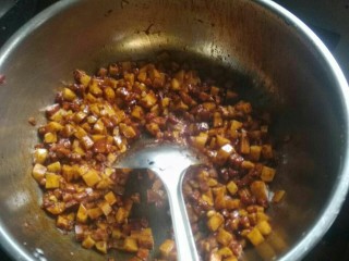 8、家庭版素臊子刀削面,炒五分钟