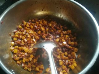 9、家庭版素臊子刀削面,盐少许，十三香少许。