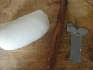 12、家庭版素臊子刀削面,准备，揉好面团，擀面杖，肖面刀