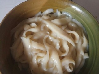 15、家庭版素臊子刀削面,盛碗