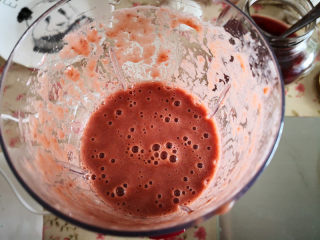 2、樱桃慕斯,将樱桃与少量罐头水一起放进料理机里，打成樱桃果泥，