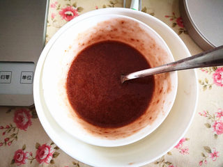 3、樱桃慕斯,取一部分樱桃果泥加入鱼胶粉隔水将其完全融化，如果热水不加热需要中间更换几次热水，融化后再倒入剩余樱桃果泥中拌匀，