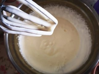 4、樱桃慕斯,淡奶油中加入糖，打发至提起打蛋头，滴落的淡奶油成形后又很快消失就可以了，