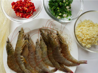 1、粉丝蒜蓉蒸大虾,材料准备。