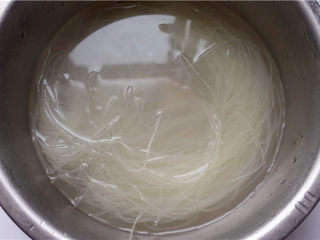 2、粉丝蒜蓉蒸大虾,粉丝用热水泡发30分钟后取出,其中一半切成2厘米左右的细段。