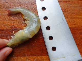 3、粉丝蒜蓉蒸大虾,虾洗净开背,挑虾线。