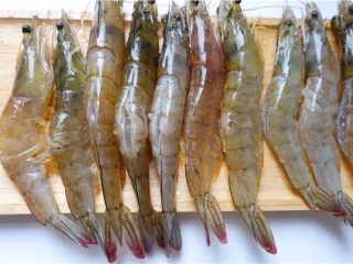 4、粉丝蒜蓉蒸大虾,将虾子的虾线依次清理干净。