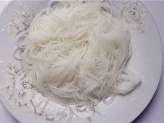 5、粉丝蒜蓉蒸大虾,盘底铺一层粉丝。