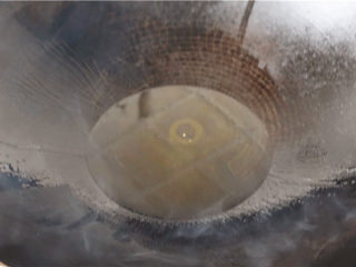 7、粉丝蒜蓉蒸大虾,锅里放入适量植物油,烧至7成热。