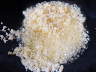 8、粉丝蒜蓉蒸大虾,蒜末下油锅爆香。