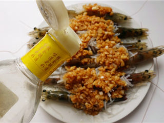 11、粉丝蒜蓉蒸大虾,淋料酒调味。