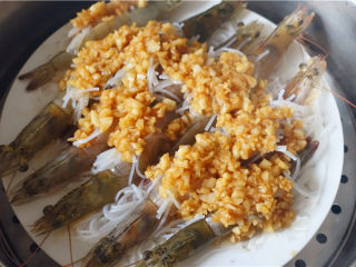 12、粉丝蒜蓉蒸大虾,整盘放入蒸锅,加盖蒸5分钟。