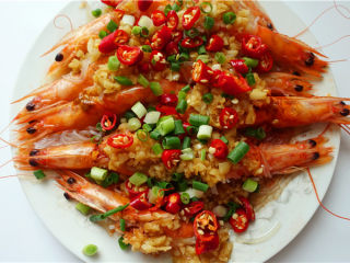 13、粉丝蒜蓉蒸大虾,撒辣椒、葱末。