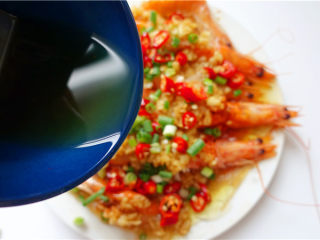 14、粉丝蒜蓉蒸大虾,浇一层滚油。