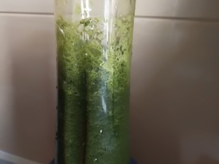 4、药膳美食之一一鸡屎藤糍粑,把叶子加一点清水放进料理机搅打成渣汁。