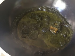5、药膳美食之一一鸡屎藤糍粑,把冰片糖、花生油、鸡屎藤的渣汁和清水两者一共400克放到不粘锅里中小火慢慢煮。