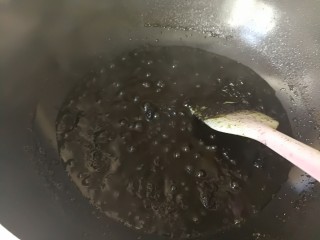 6、药膳美食之一一鸡屎藤糍粑,熬到冰片糖融化状态。