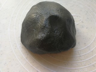 8、药膳美食之一一鸡屎藤糍粑,搅拌均匀的光滑粉团。