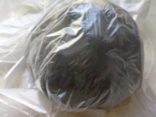 9、药膳美食之一一鸡屎藤糍粑,用保鲜膜包好备用，用保鲜膜包好是预防风干了粉团硬了不好操作。