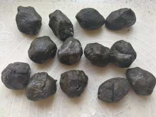 11、药膳美食之一一鸡屎藤糍粑,把粉团切开称好，每个小粉团重量45克，平均大概可以分成15个小粉团。