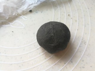 13、药膳美食之一一鸡屎藤糍粑,捏好的样子。